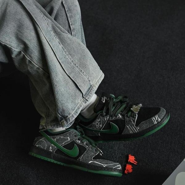NIKE SB DUNK THERE SKATEBOARD