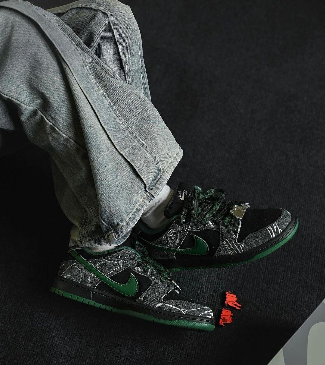 NIKE SB DUNK THERE SKATEBOARD