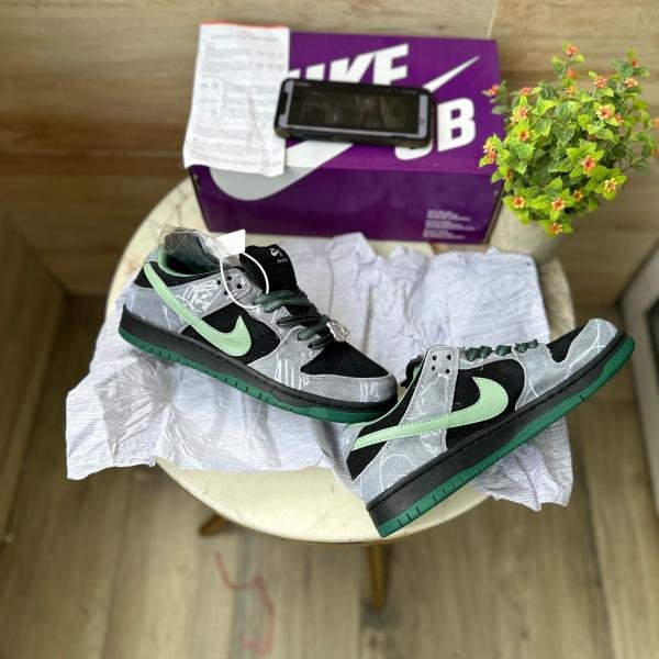 NIKE SB DUNK THERE SKATEBOARD