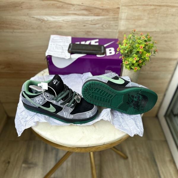 NIKE SB DUNK THERE SKATEBOARD