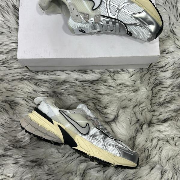 NIKE V2K RUN