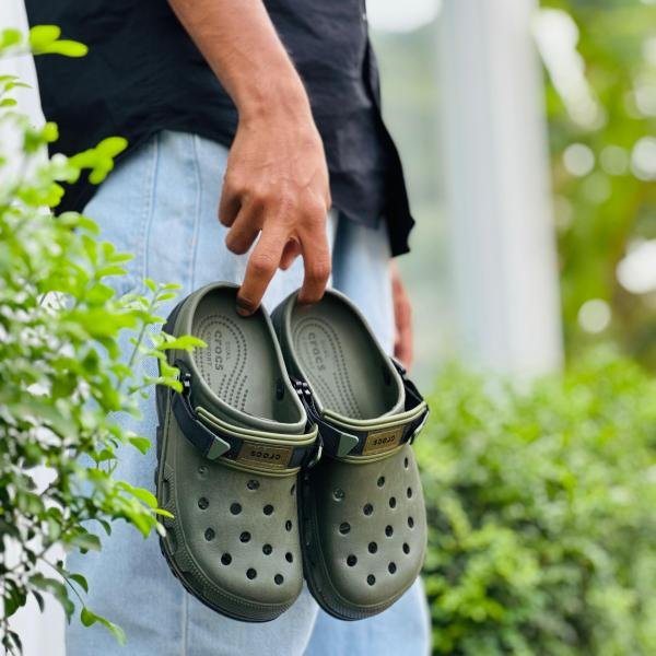 STRAP CROCS