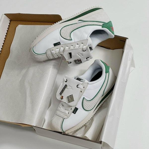 NIKE CORTEZ PETALS UNITED