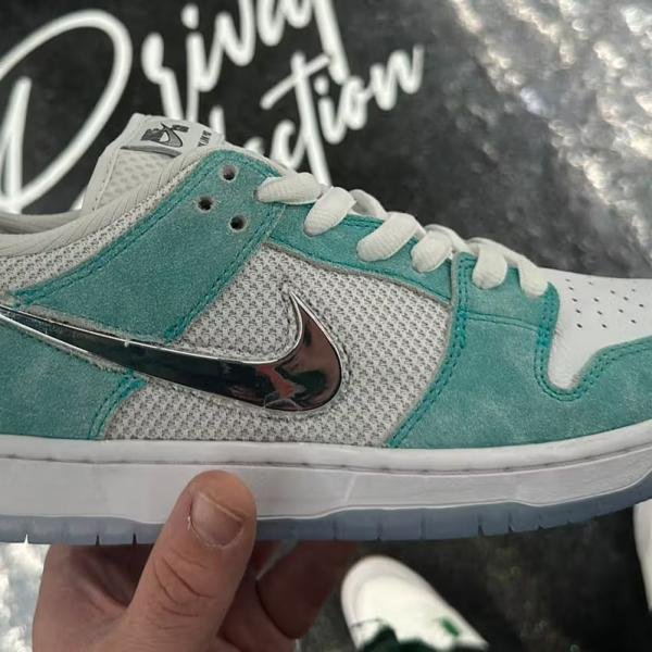 NIKE SB DUNK APRIL