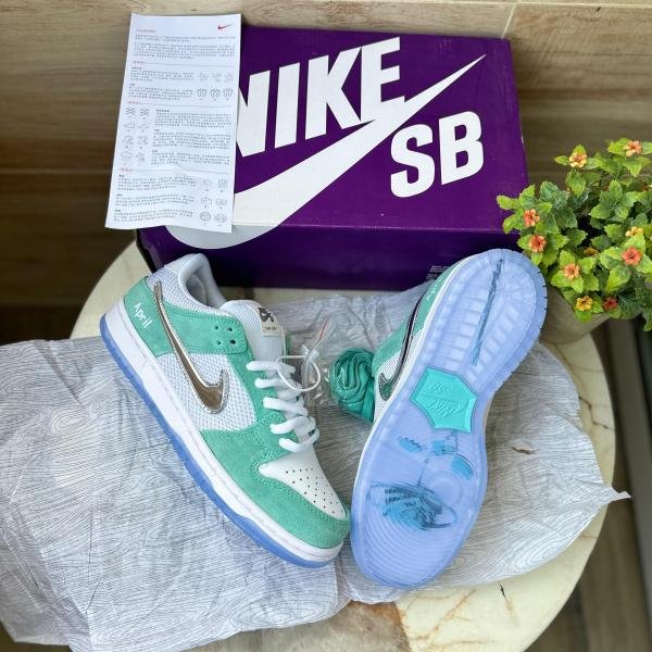 NIKE SB DUNK APRIL