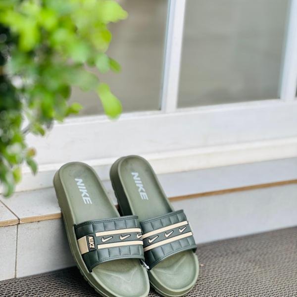 NIKE FLIP FLOPS