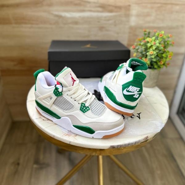 JORDANS RETRO 4