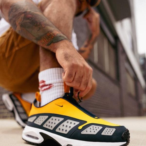 NIKE AIR MAX SNDR CANYON GOLD