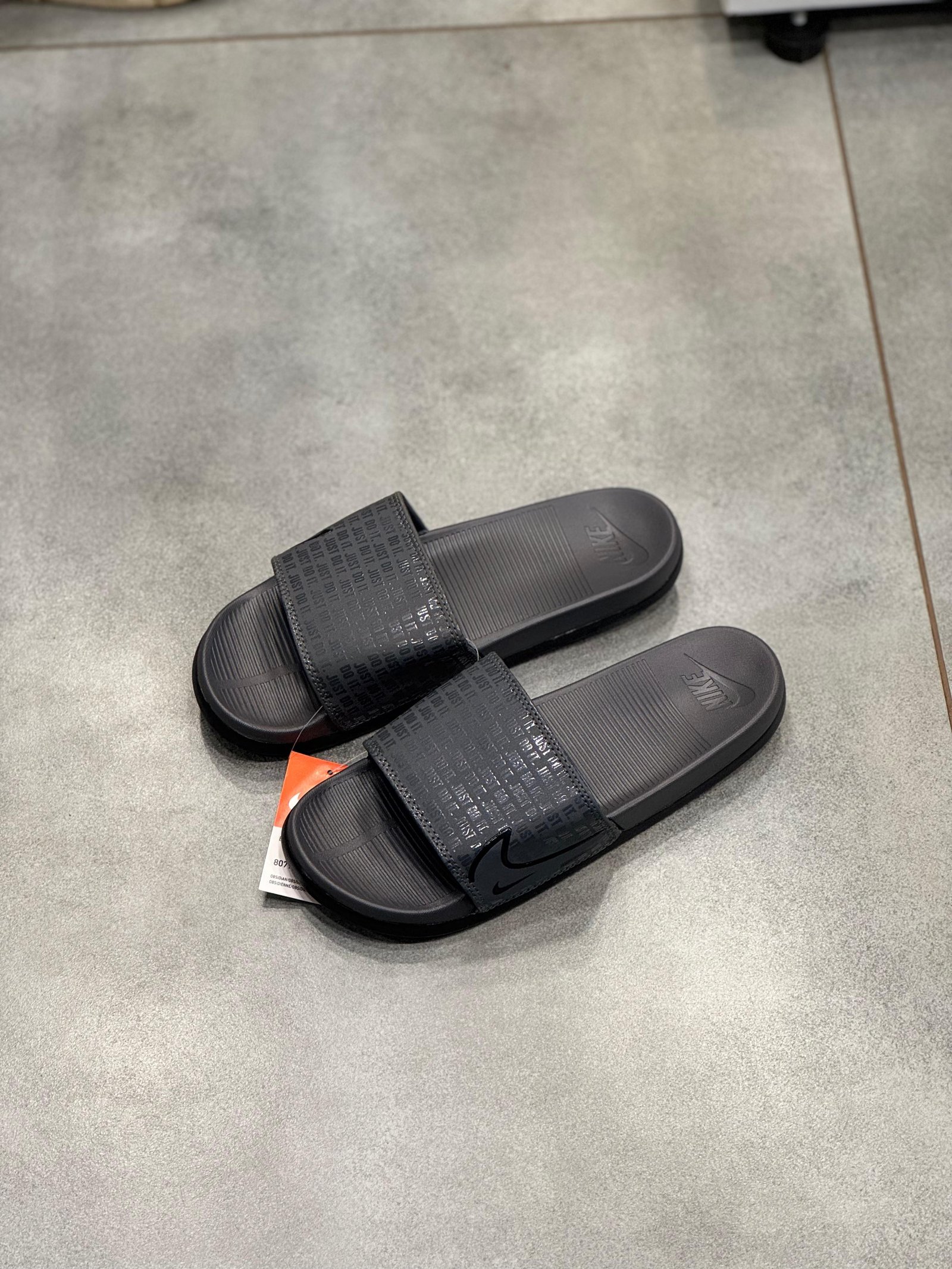 NIKE SLIDES