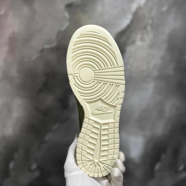 NIKE DUNK LOW RETRO PREMIUM OIL GREEN