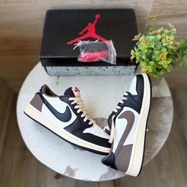 AIR JORDANS ONE MOCHA LOW