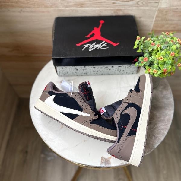 AIR JORDANS RETRO ONE TRAVIS SCOTT LOW MOCHA